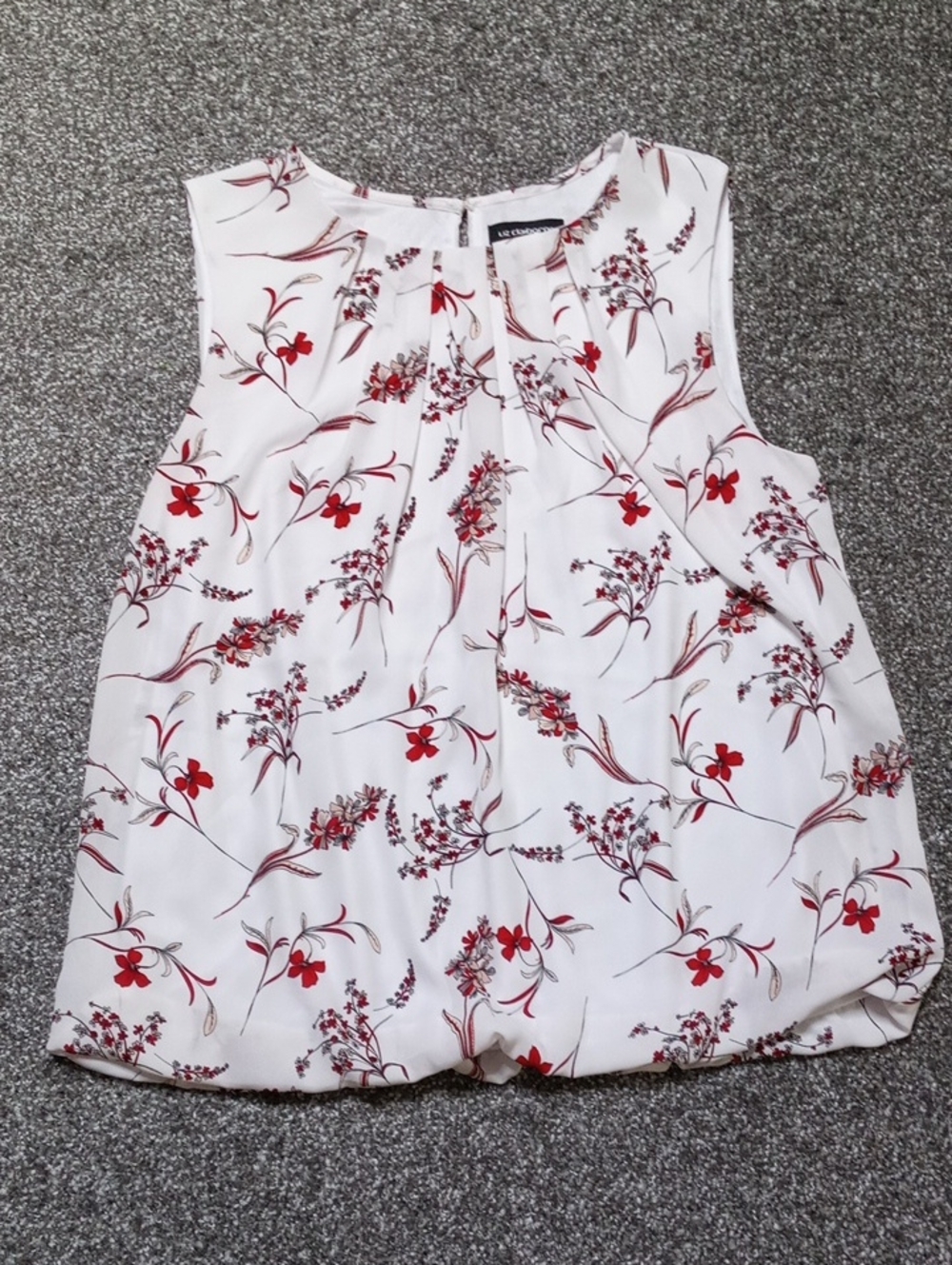 Liz Claiborne White Sleeveless Floral Camisole with Red Print